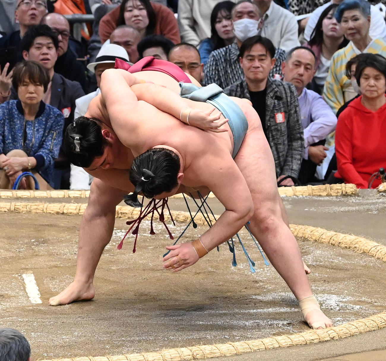 欧勝馬（右）をすくい投げで破る遠藤