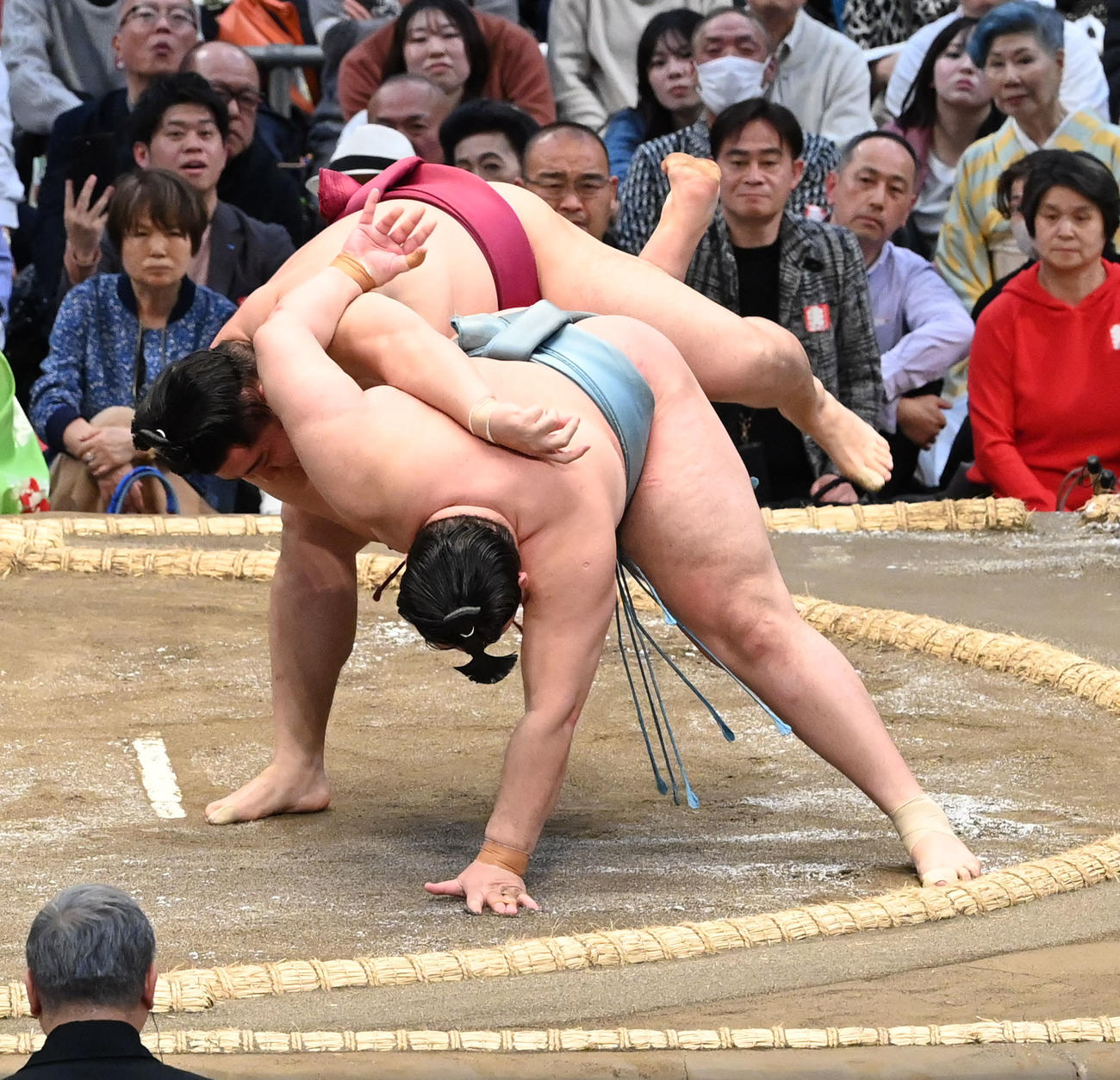 欧勝馬（右）をすくい投げで破る遠藤