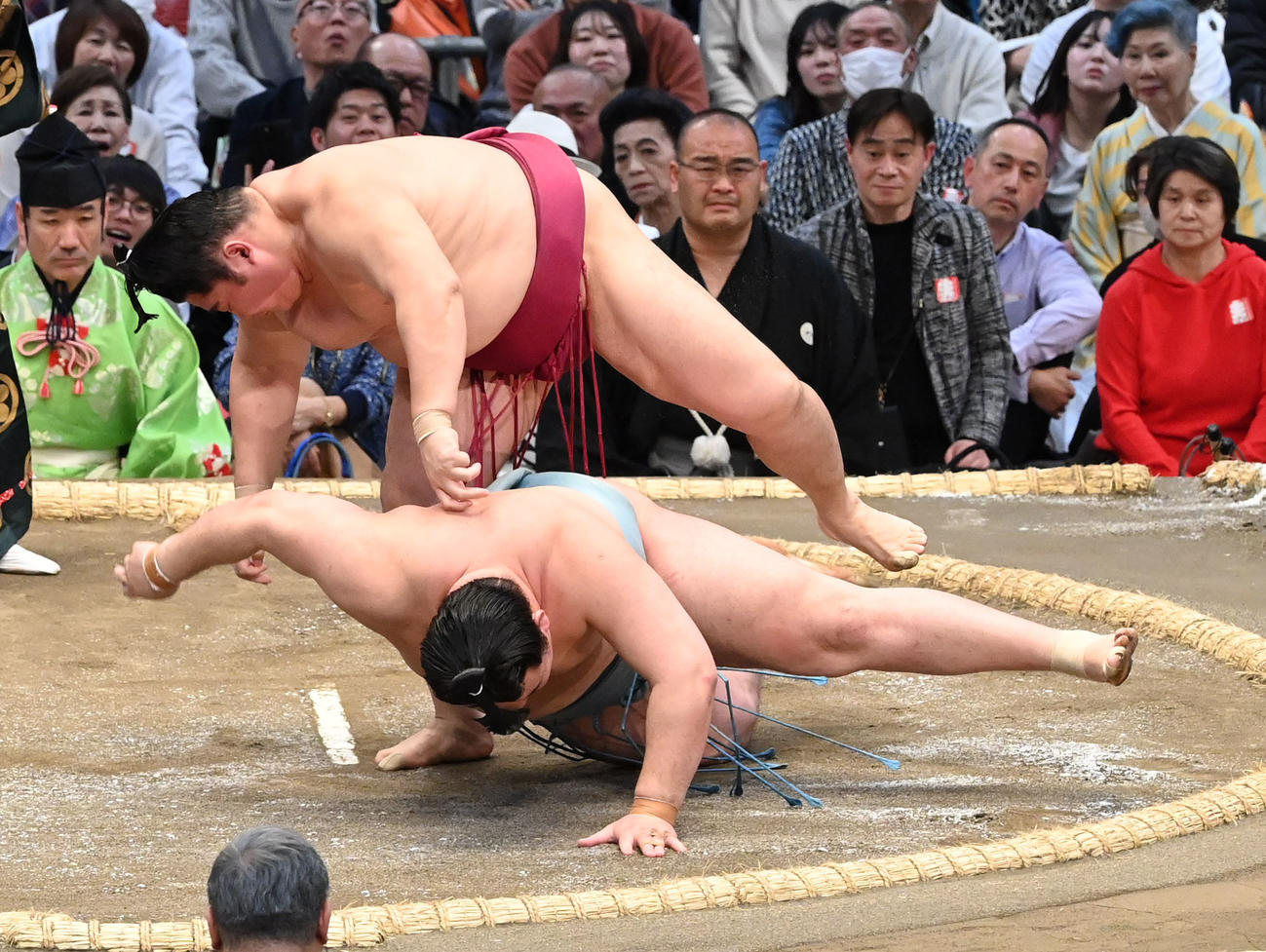 欧勝馬（右）をすくい投げで破る遠藤