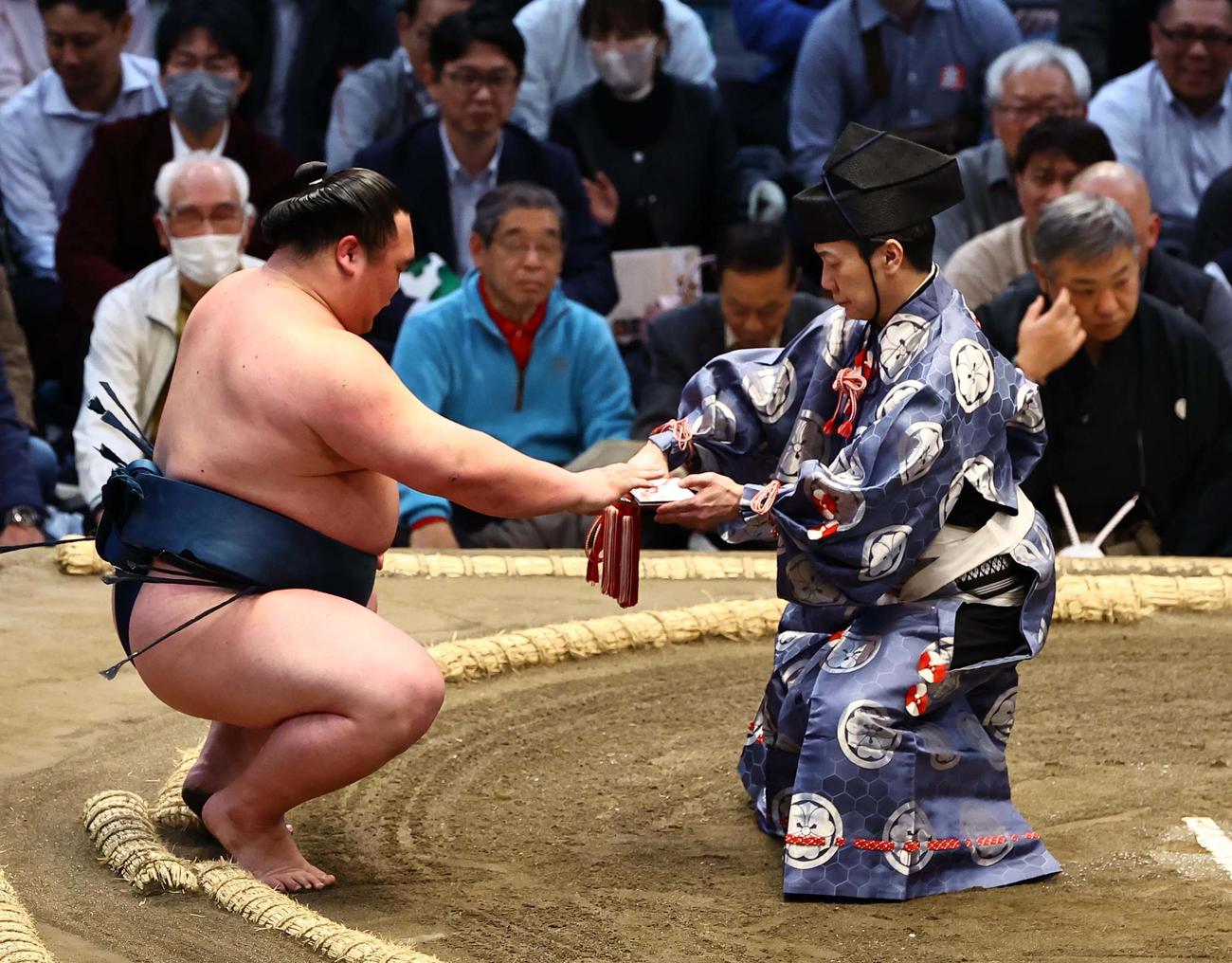 輝に勝利した白熊はしろくま電力からの懸賞金を受け取る（撮影・上田博志）