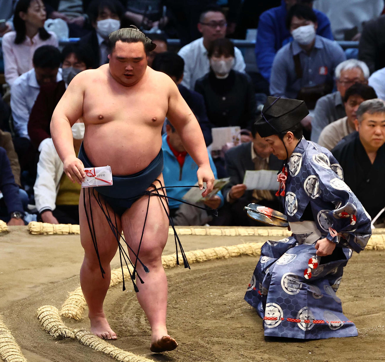 輝に勝利した白熊はしろくま電力からの懸賞金を受け取る（撮影・上田博志）