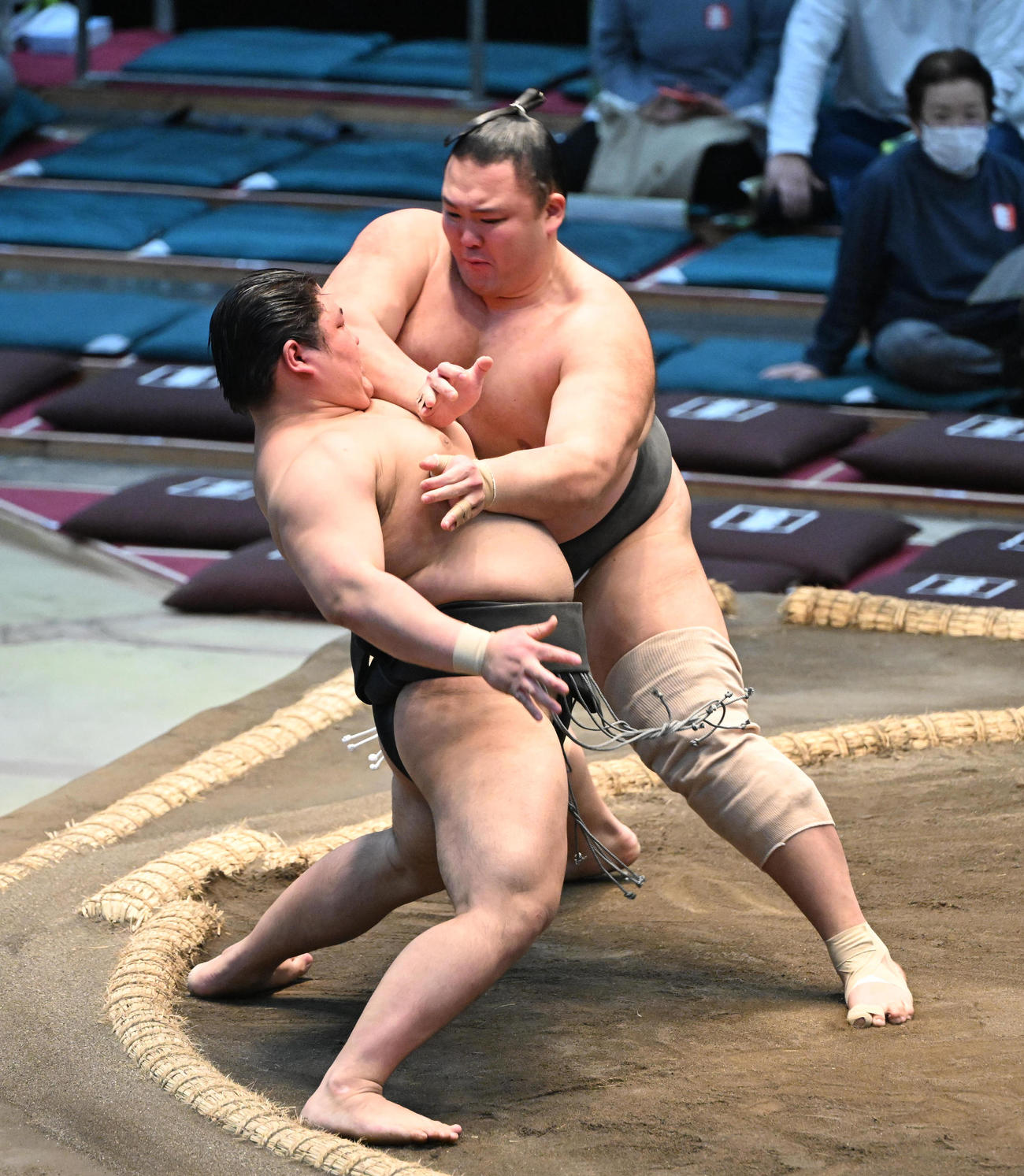 碇潟（左）を押し倒しで破る朝乃山（撮影・和賀正仁）