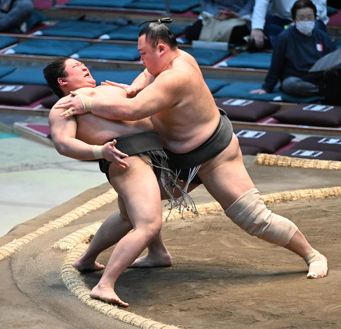 碇潟（左）を押し倒しで破る朝乃山（撮影・和賀正仁）