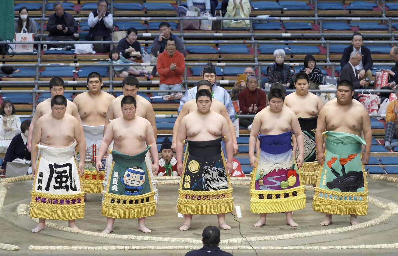 大相撲春場所の一番出世披露に臨む力士たち（共同）