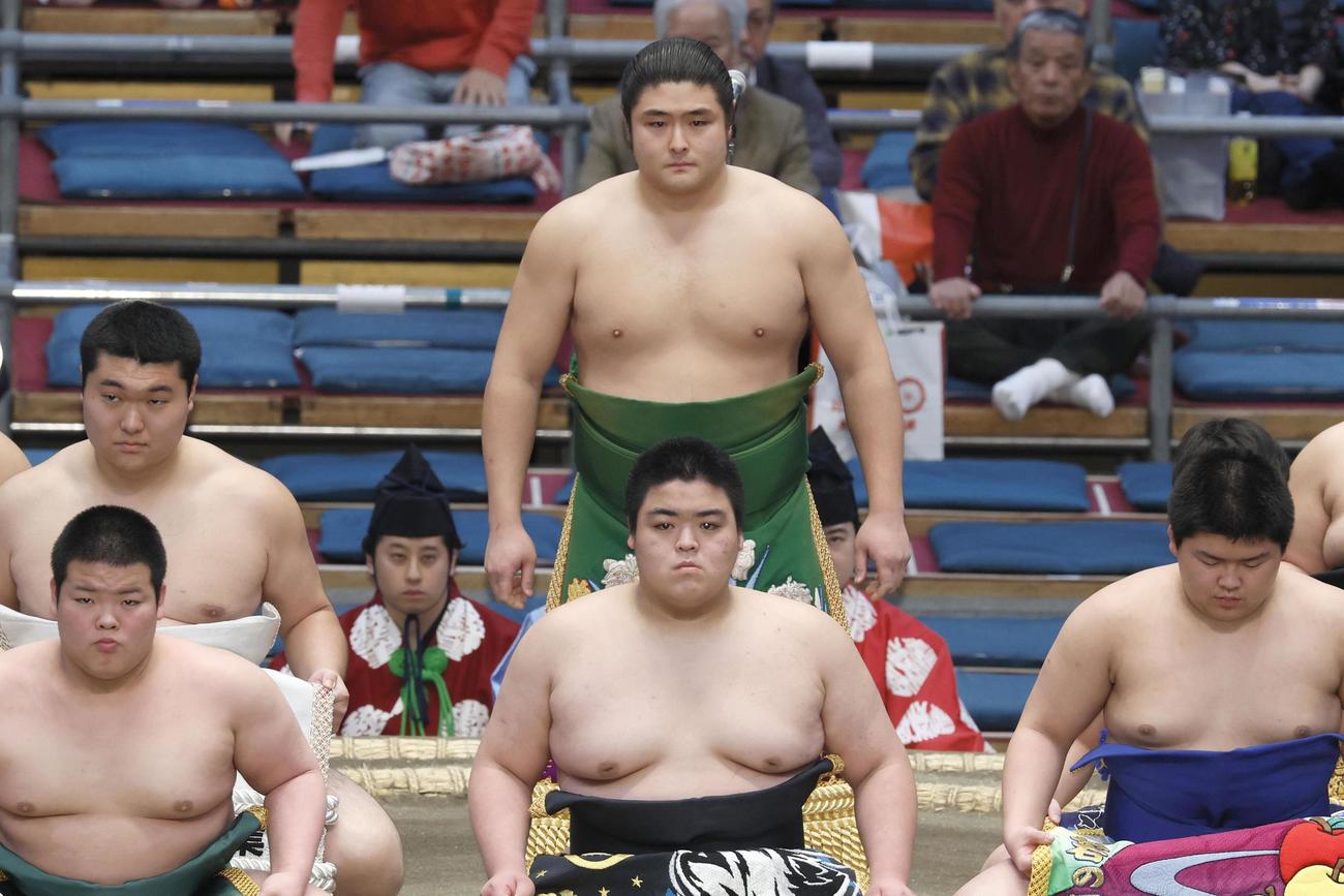 大相撲春場所の一番出世披露に臨む今田（中央奥）（共同）