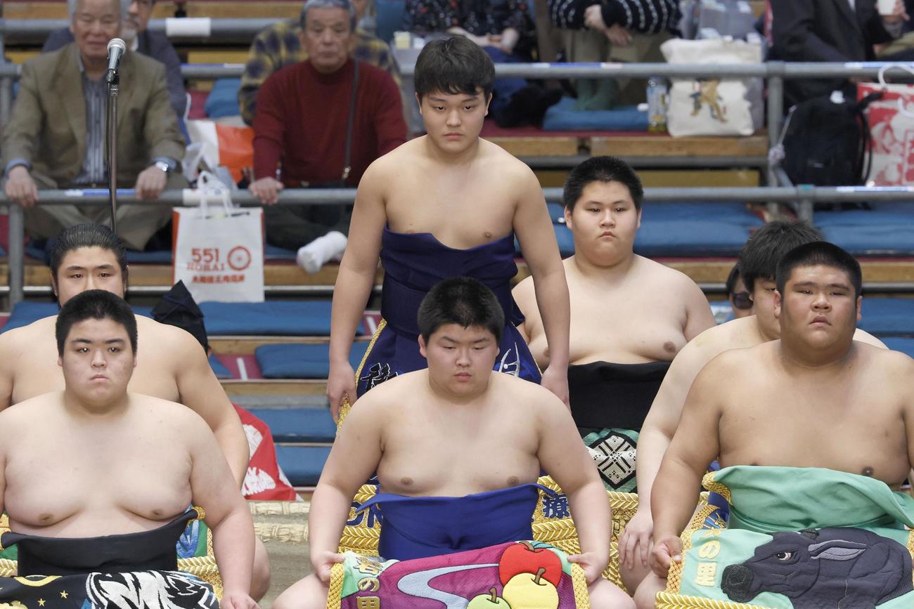 大相撲春場所の一番出世披露に臨む山野辺（中央奥）（共同）