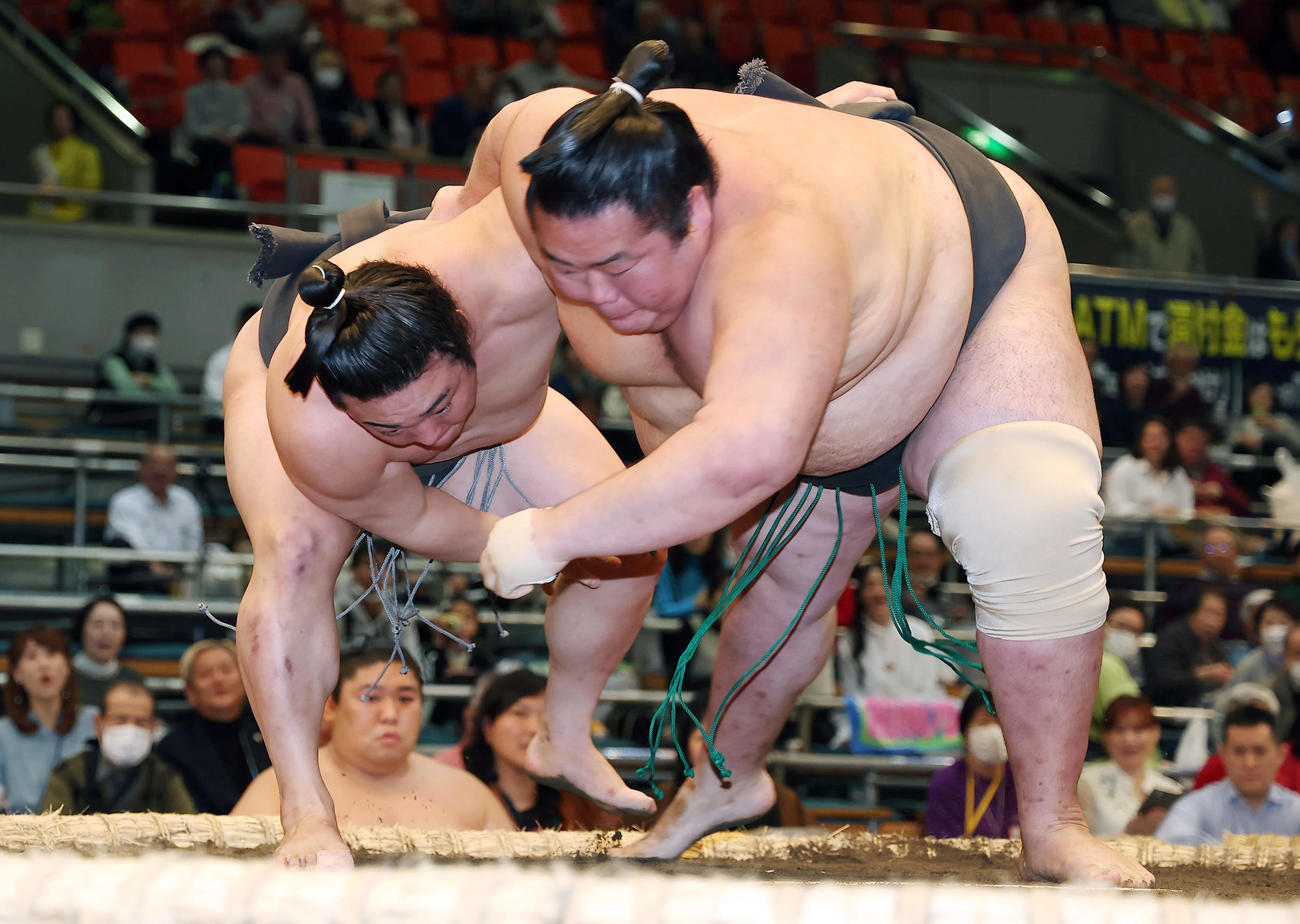 安房乃国（右）を下手投げで破る炎鵬（撮影・前田充）