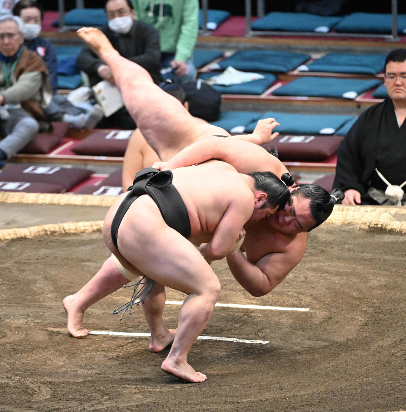安房乃国（右）を下手投げで破る炎鵬（撮影・和賀正仁）