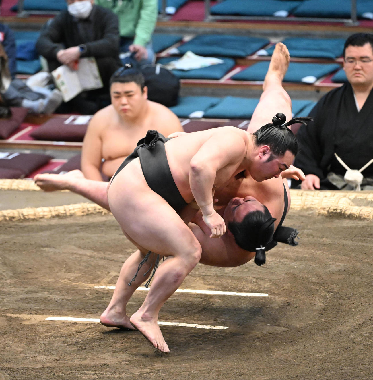 安房乃国（右）を下手投げで破る炎鵬（撮影・和賀正仁）