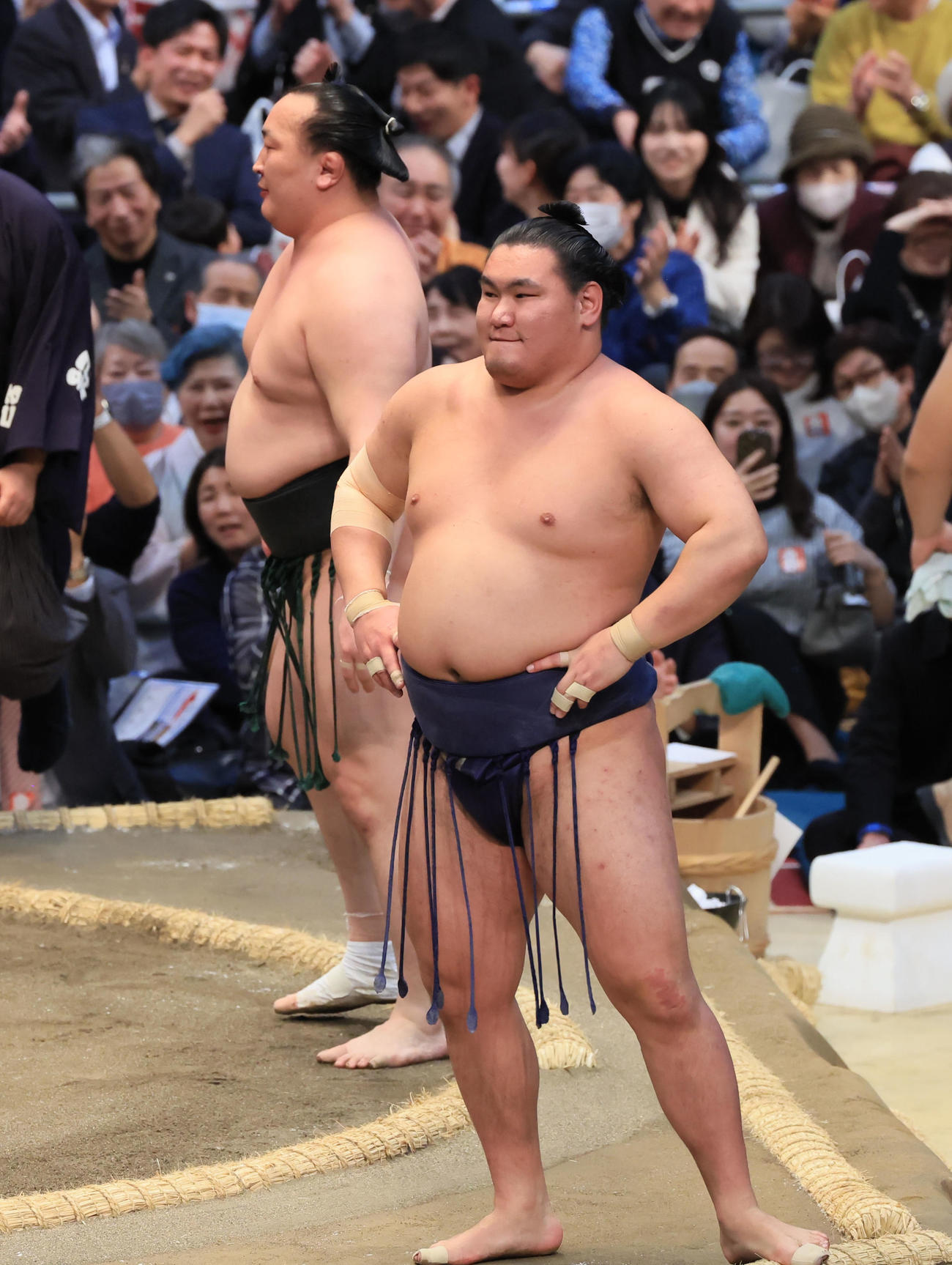 千代翔馬（左）に敗れ、悔しがる豊昇龍