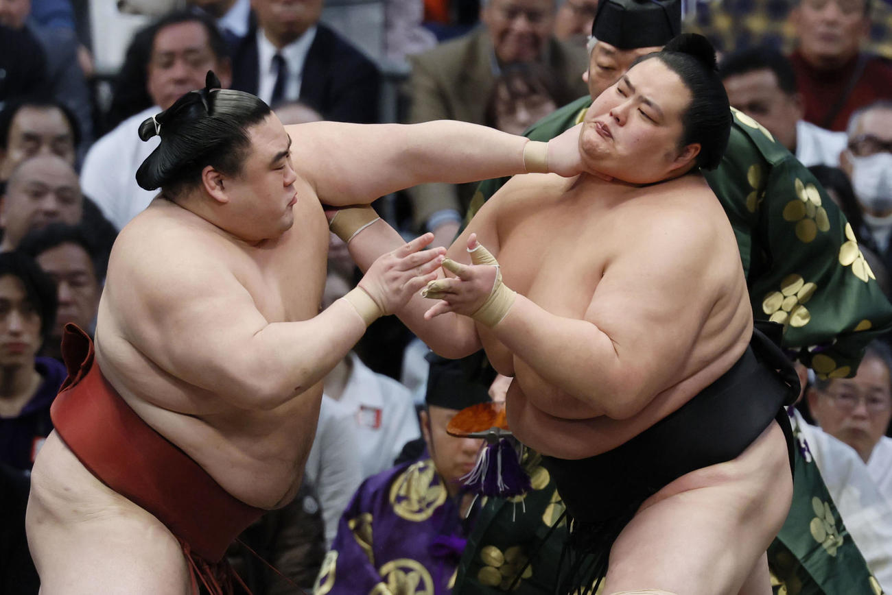 隆の勝（左）に攻められる琴桜。押し出しで敗れる（共同）