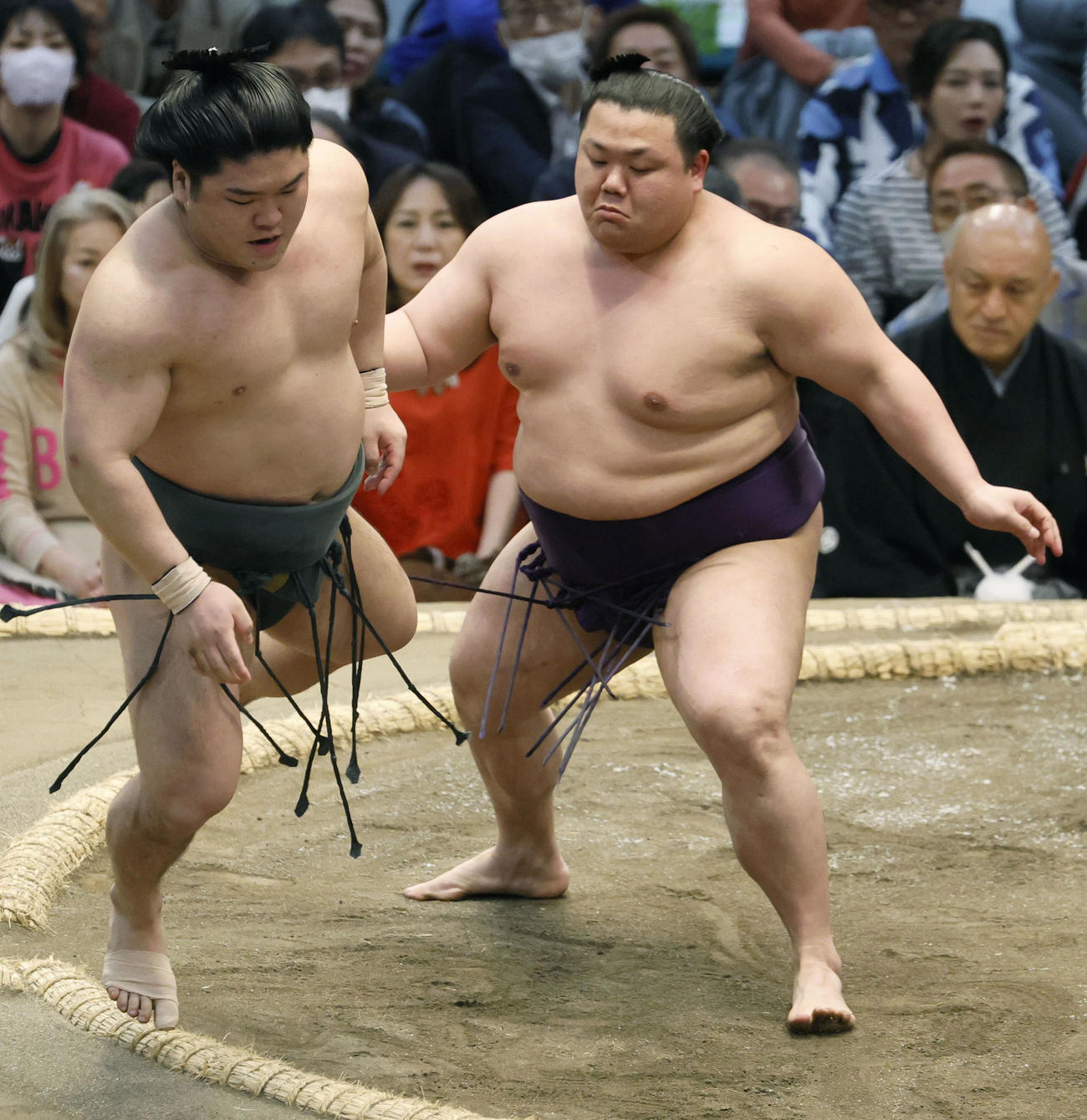 美ノ海（右）が送り出しで朝紅龍を破る（共同）