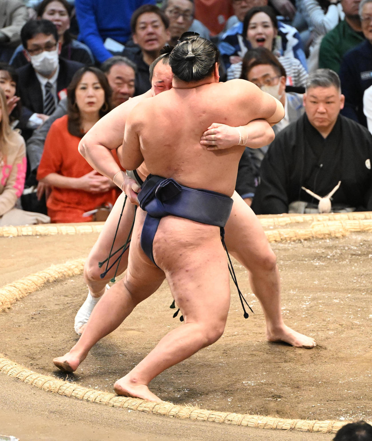 豊昇龍を寄り切りで破る千代翔馬（撮影・和賀正仁）