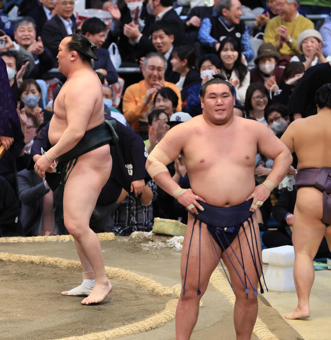 千代翔馬（左）に寄り切りで敗れた豊昇龍