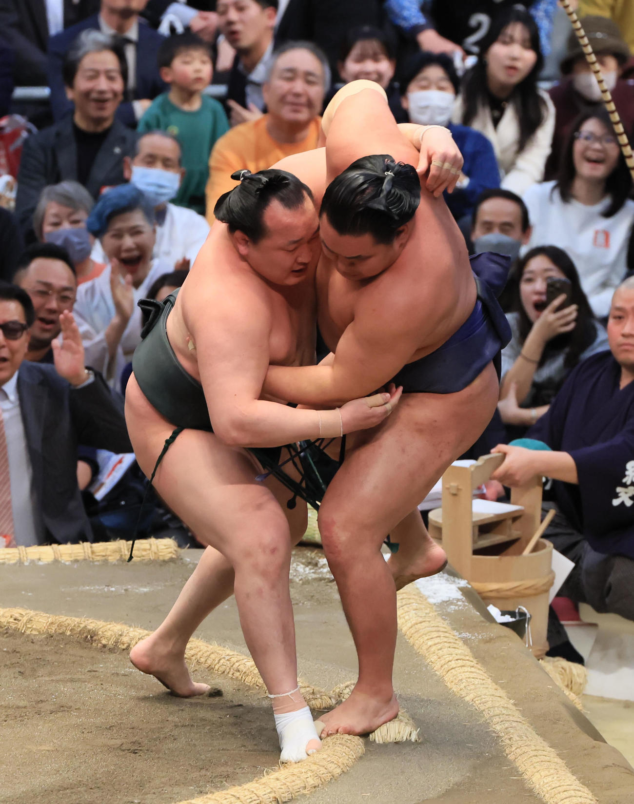 千代翔馬（左）に寄り切りで敗れる豊昇龍