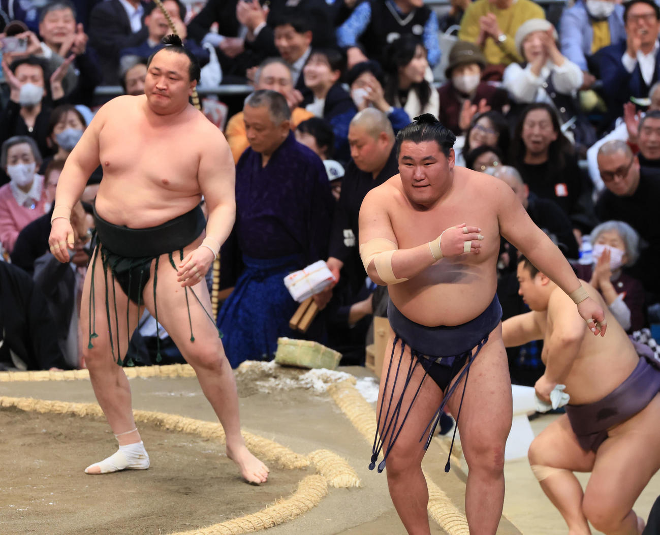 千代翔馬（左）に寄り切りで敗れた豊昇龍