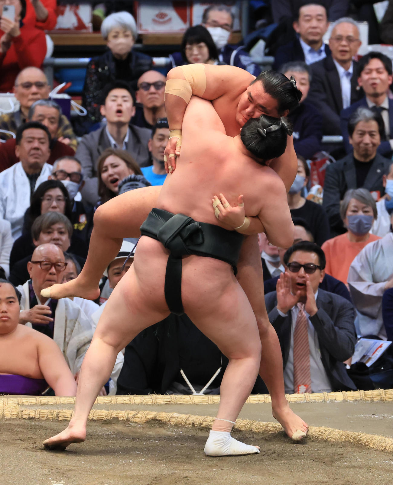 千代翔馬（手前）に寄り切りで敗れる豊昇龍
