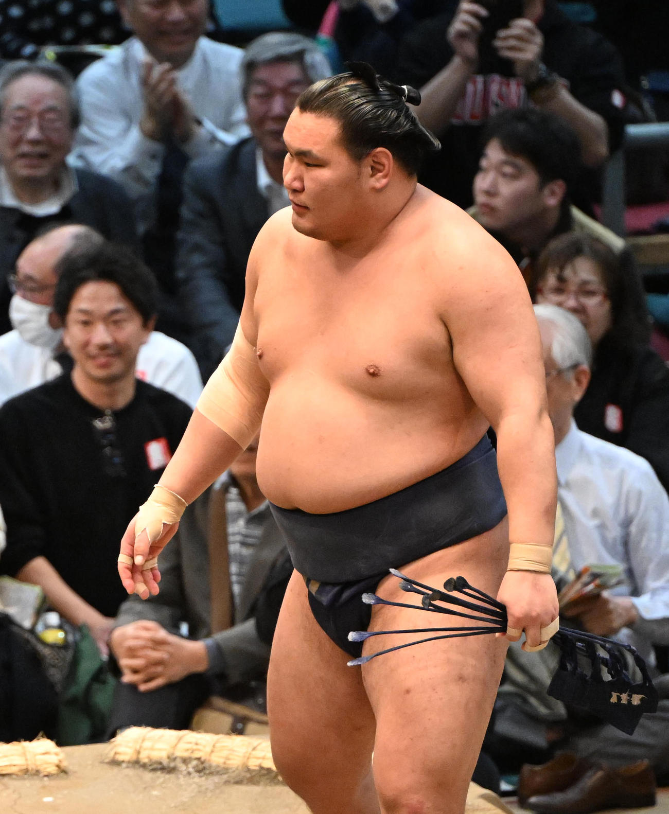 千代翔馬に寄り切りで敗れ悔しげな豊昇龍（撮影・和賀正仁）