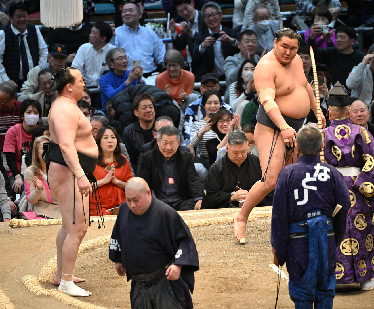 千代翔馬（左）に寄り切りで敗れ悔しげな豊昇龍（撮影・和賀正仁）