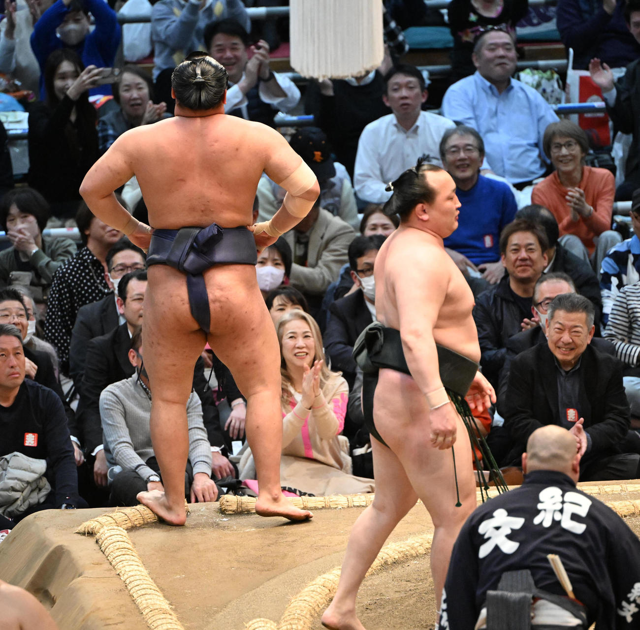 千代翔馬に寄り切りで敗れ悔しげな豊昇龍（撮影・和賀正仁）