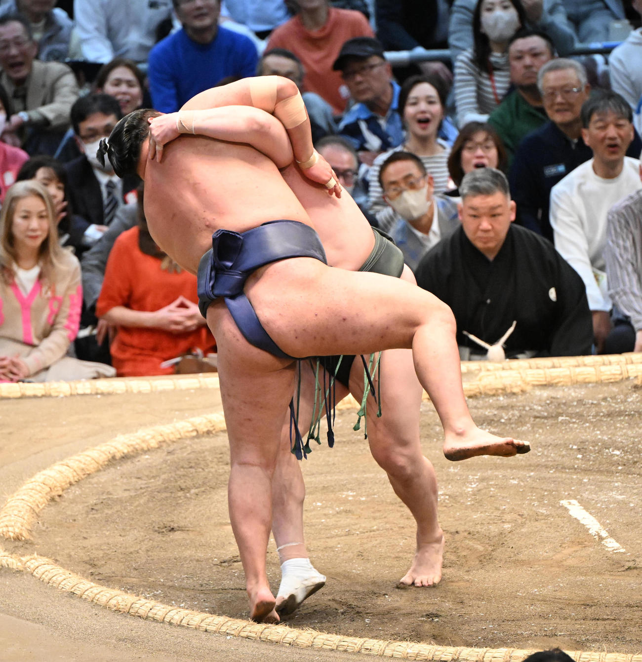 豊昇龍を寄り切りで破る千代翔馬（撮影・和賀正仁）