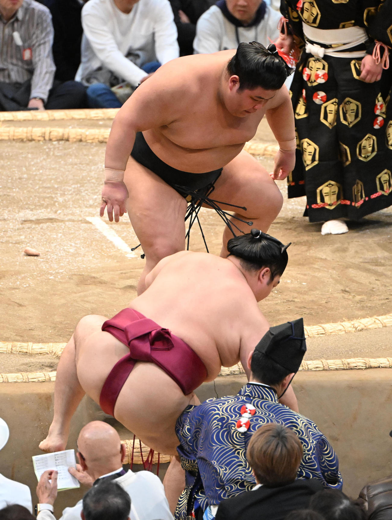 伯桜鵬（奥）は寄り切りで遠藤を破る（撮影・和賀正仁）