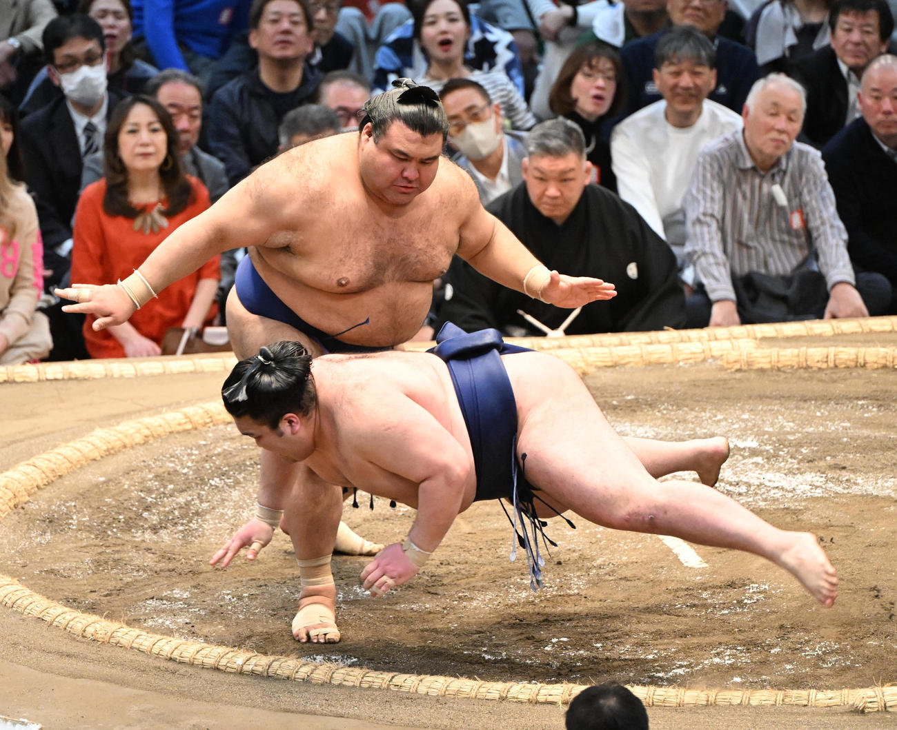 豪ノ山（手前）をはたき込みで破る高安（撮影・和賀正仁）