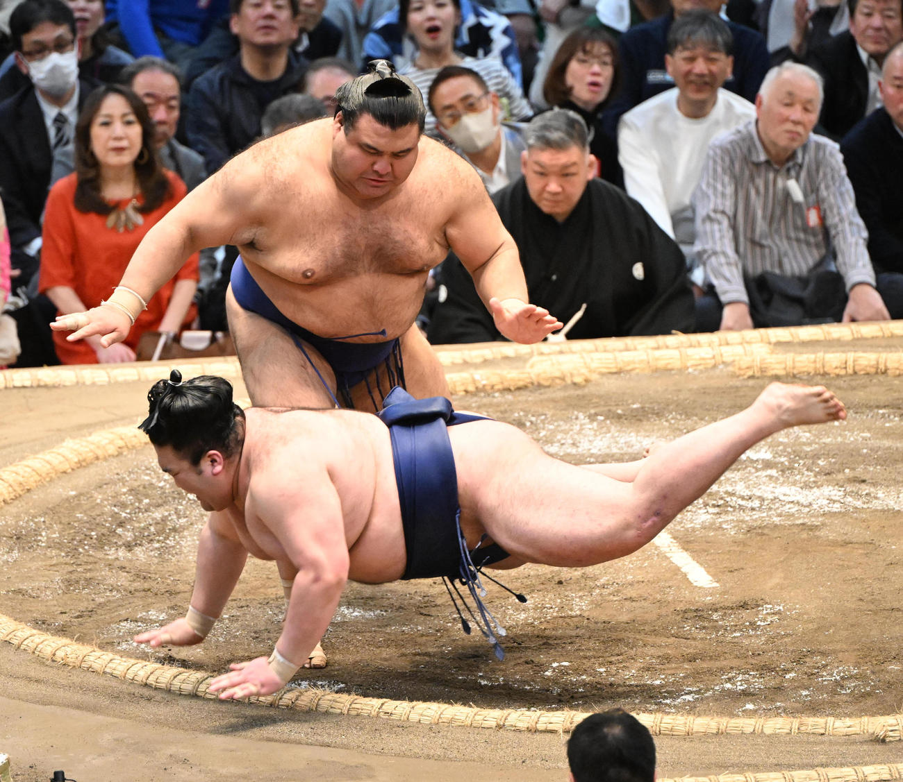 豪ノ山（手前）をはたき込みで破る高安（撮影・和賀正仁）