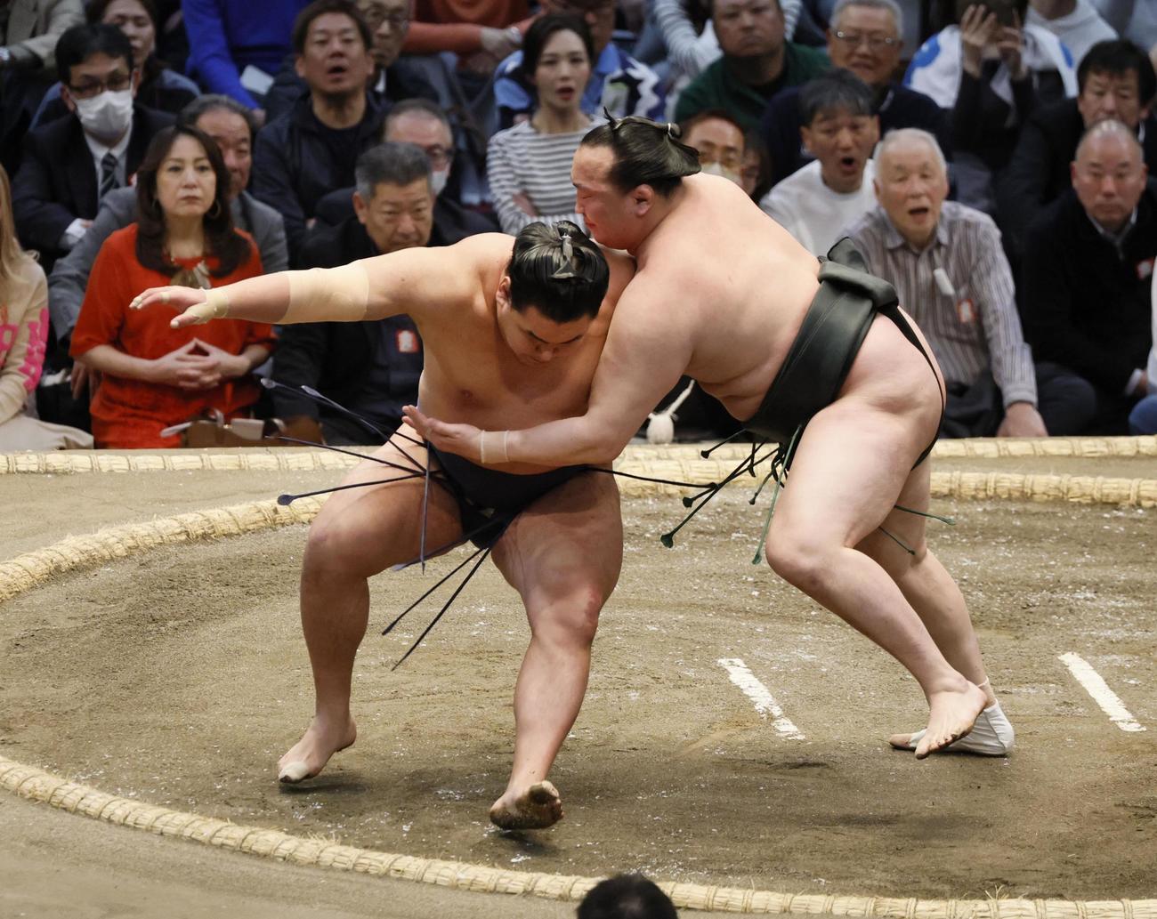 豊昇龍（左）を攻める千代翔馬。寄り切りで破る（共同）
