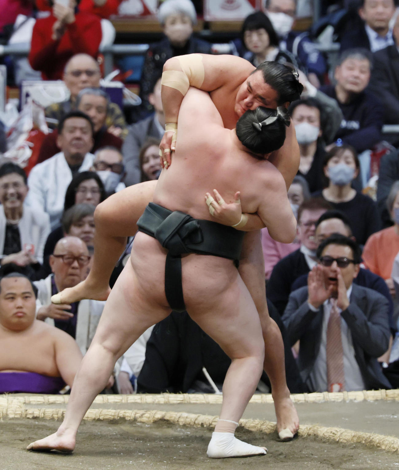 千代翔馬（手前）の攻めをこらえる豊昇龍。寄り切りで敗れる（共同）