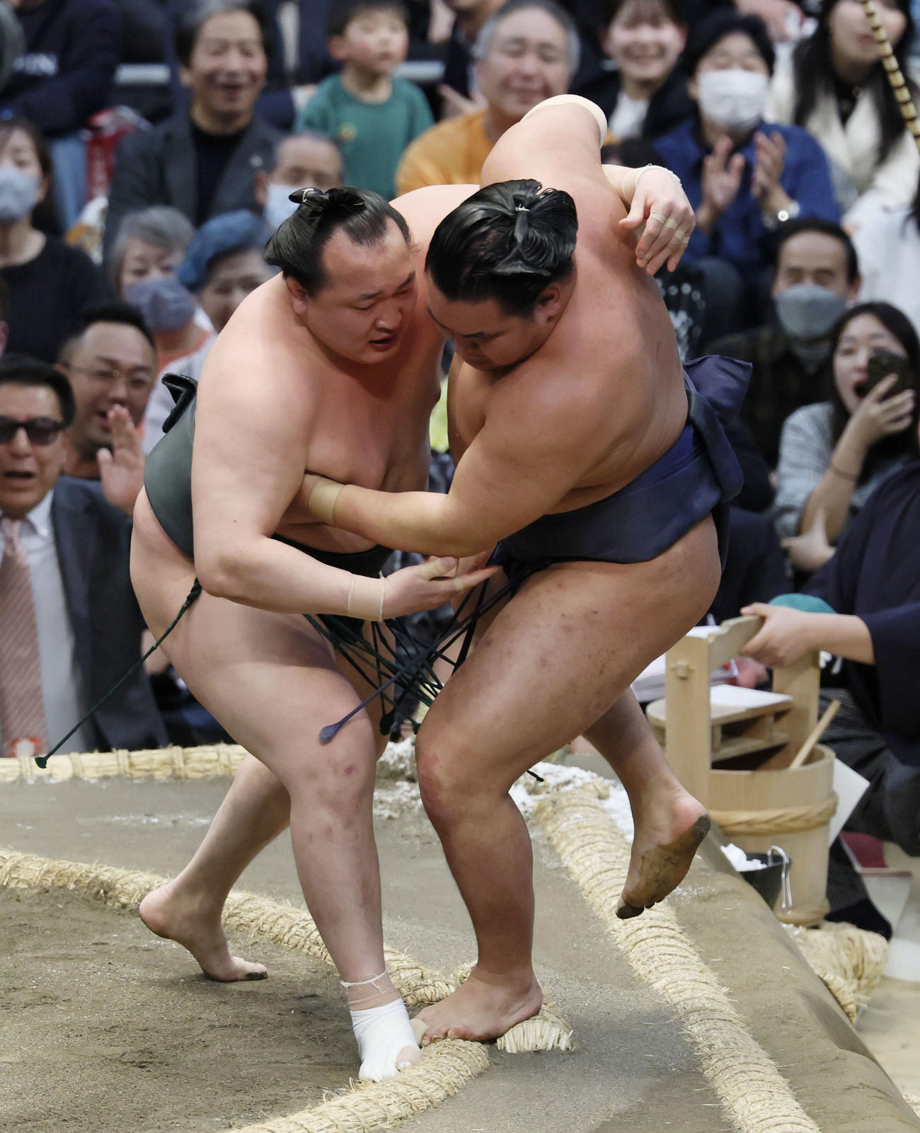 千代翔馬（左）が寄り切りで豊昇龍を破る（共同）