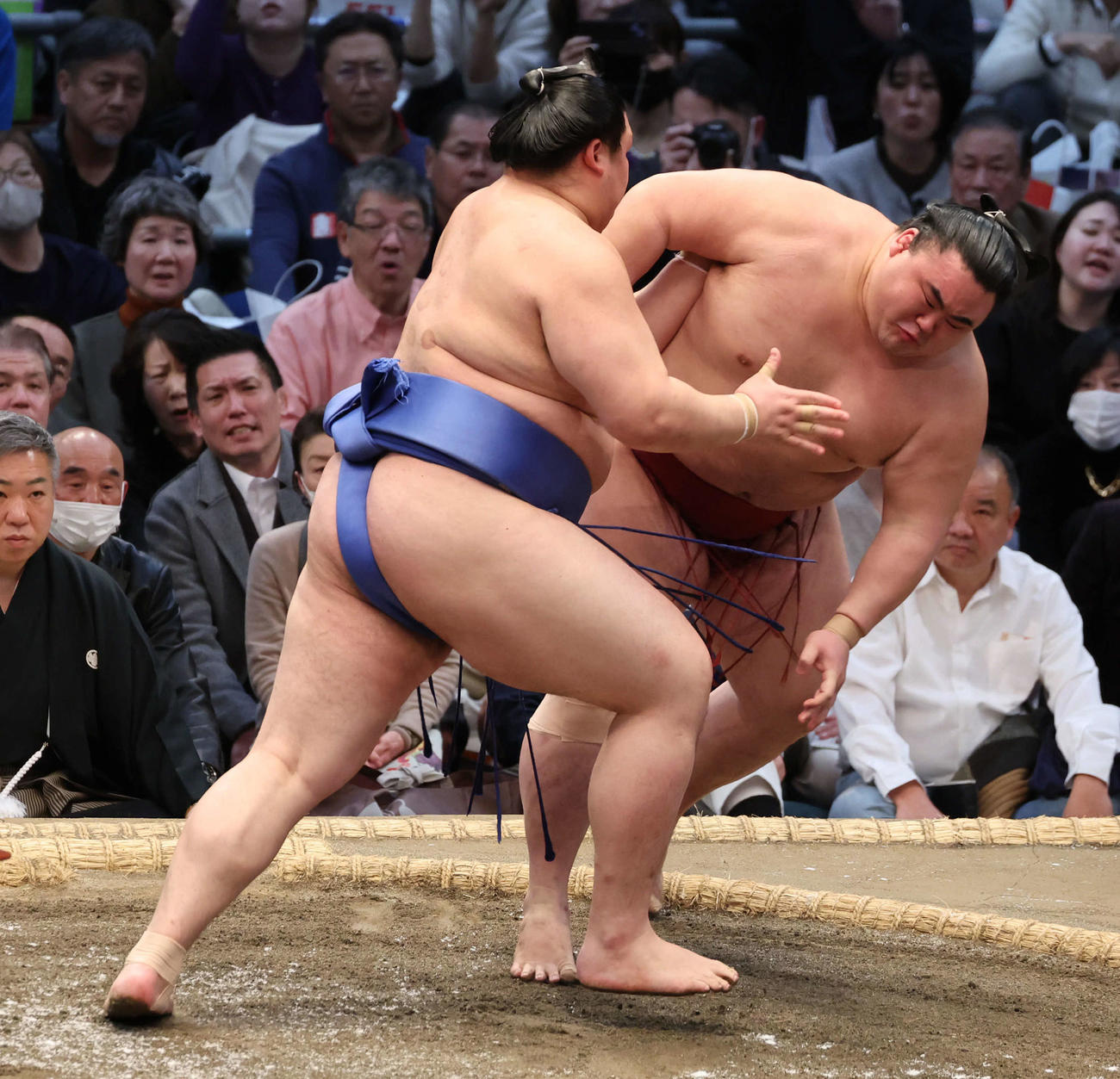大の里は押し出しで隆の勝を下す（撮影・西尾就之）