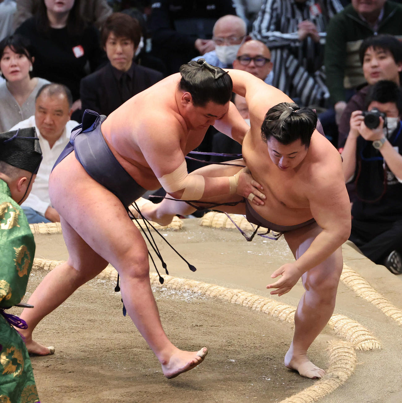 豊昇龍は寄り切りで翔猿を下す（撮影・西尾就之）