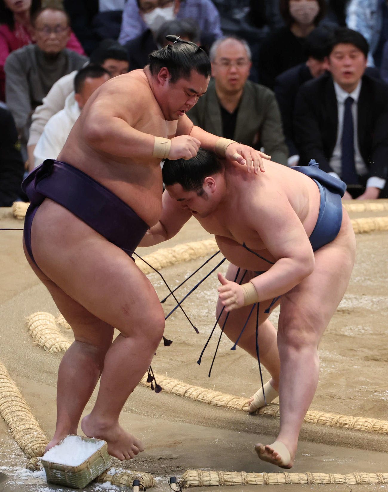 阿武剋は寄り切りで湘南乃海を下す（撮影・西尾就之）