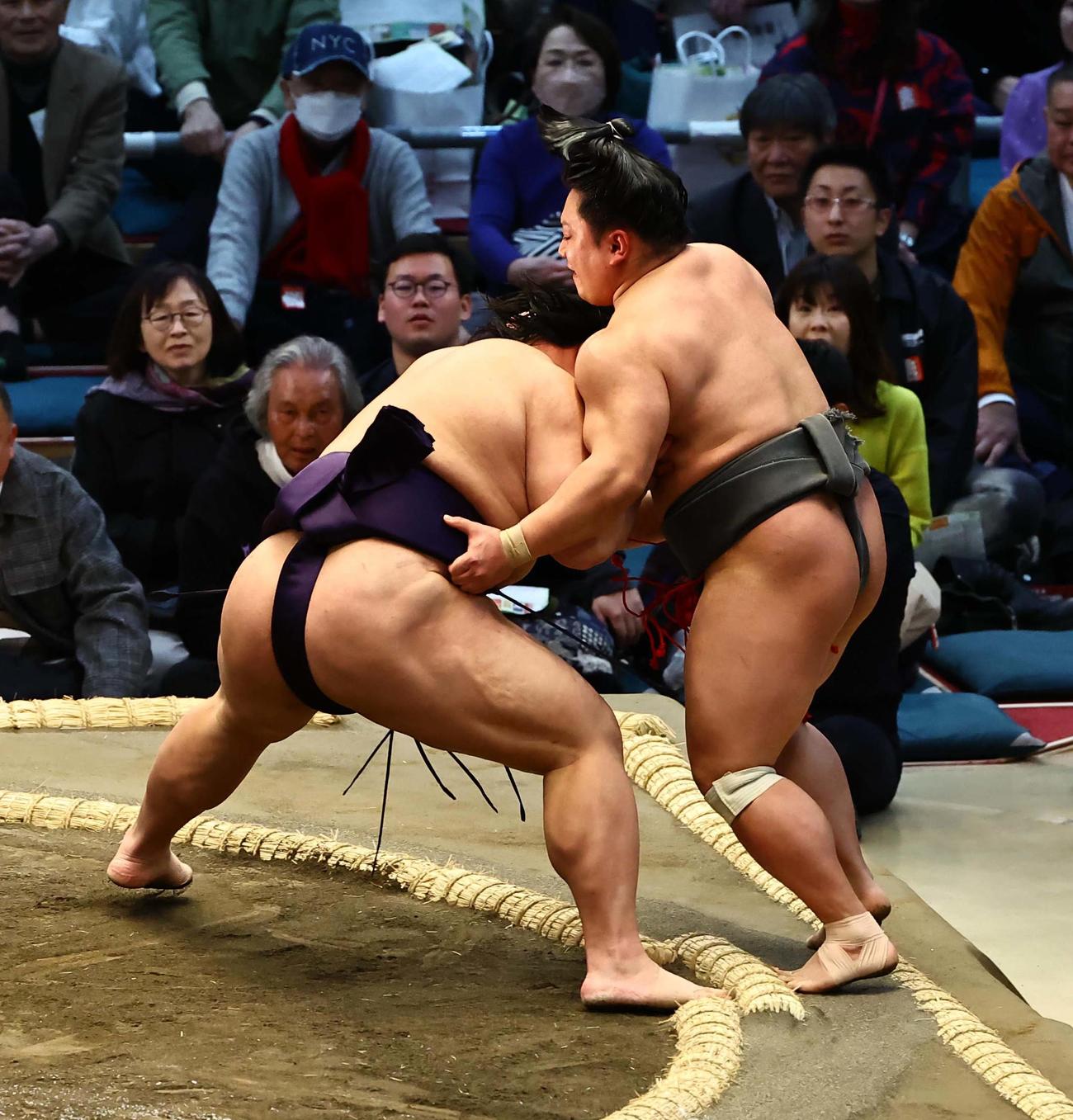 大相撲大阪場所初日　宮城を押し出しで破る草野（撮影・上田博志）