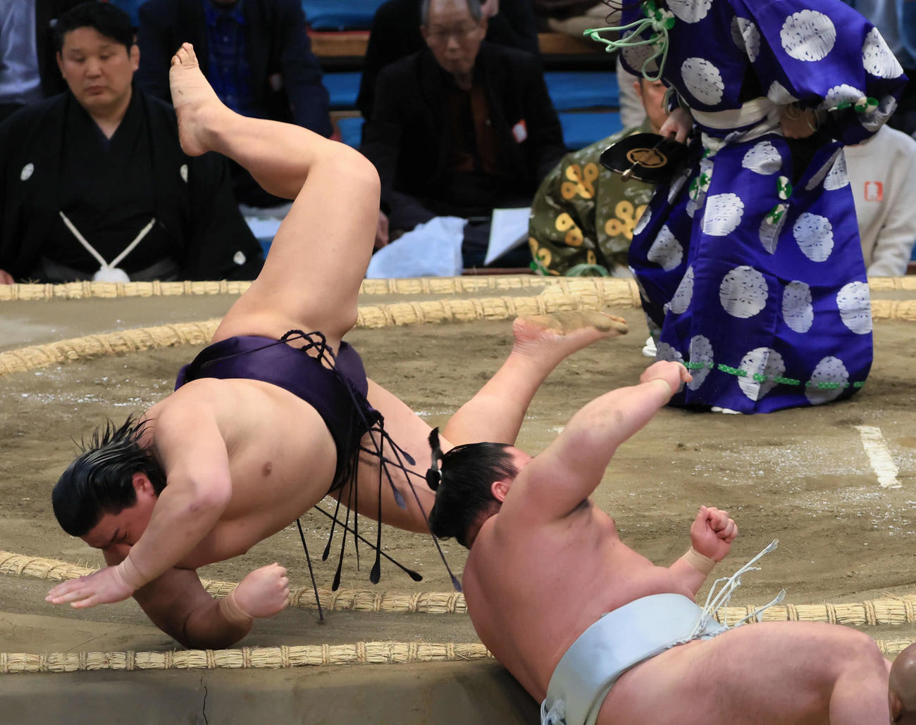 草野（左）は日翔志との投げの打ち合いを制し全勝をキープ