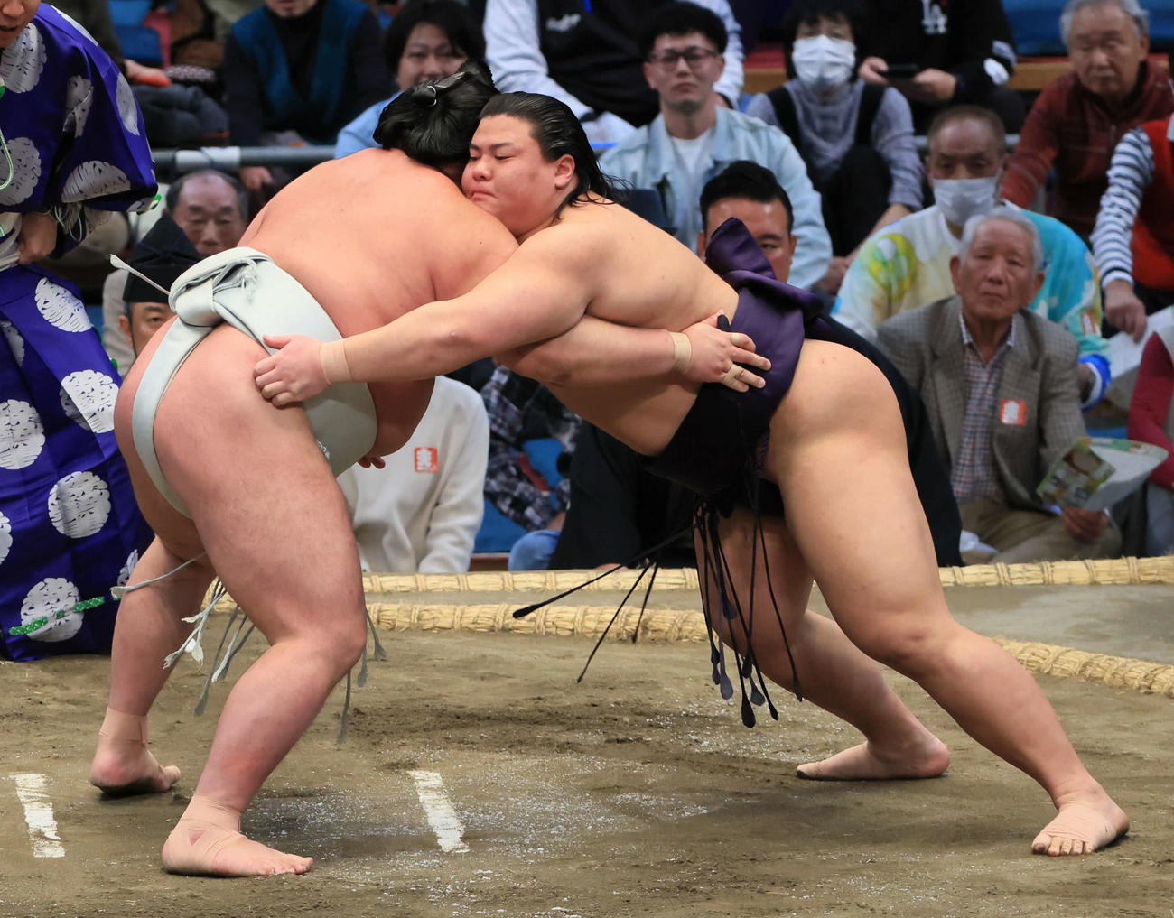 草野（右）は日翔志と組み合う