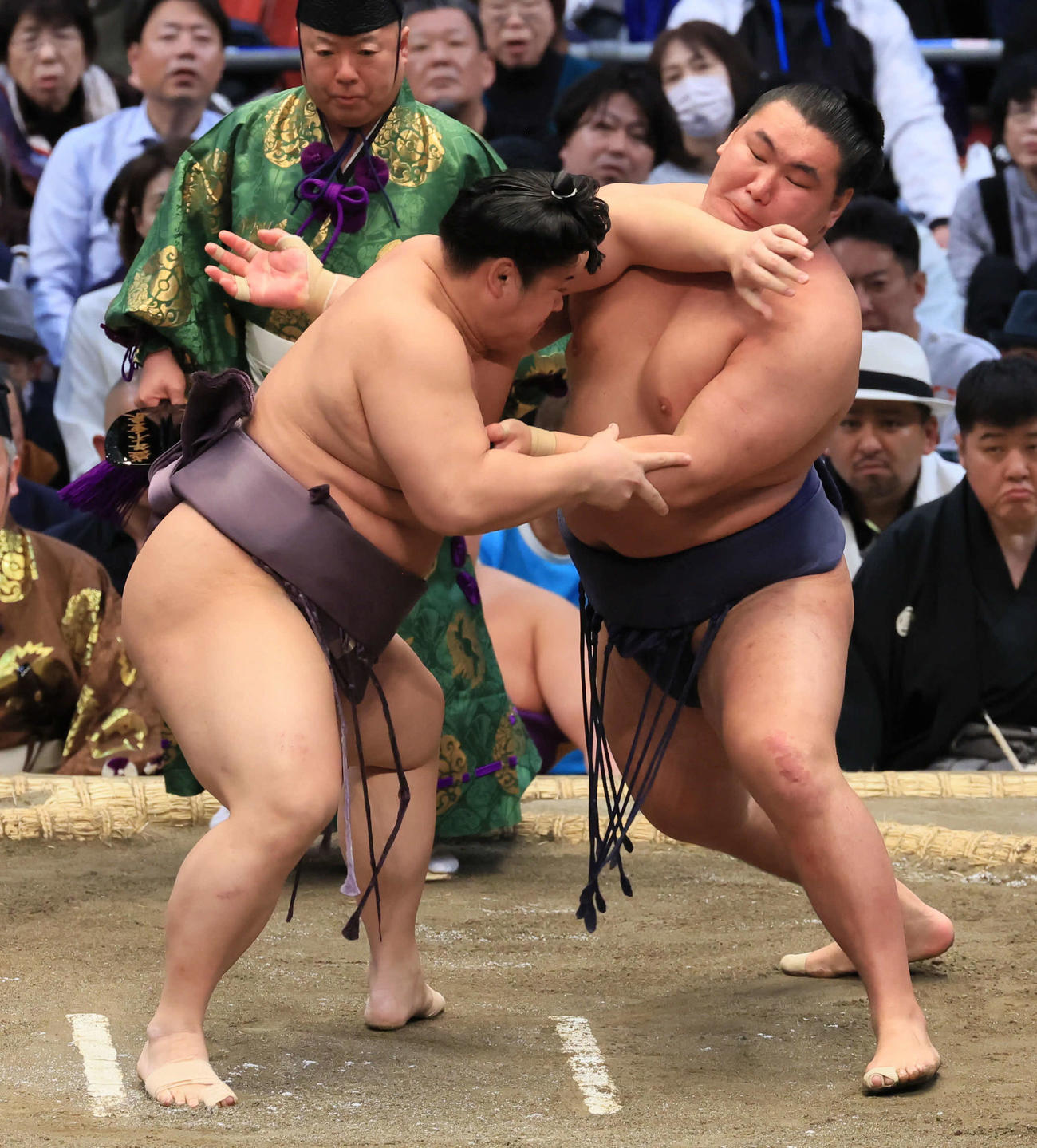 豊昇龍は翔猿の攻めをしのぎ寄り切りで勝利
