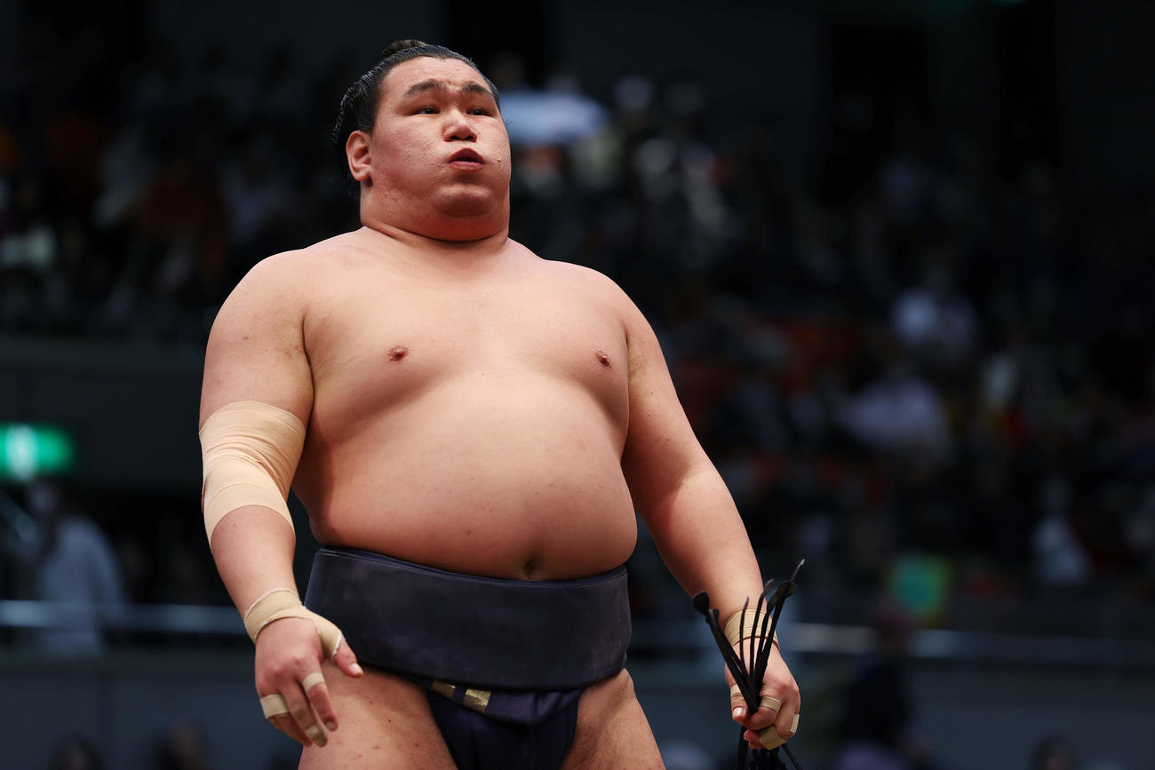 翔猿を寄り切りで破り、ほっとしたような表情を見せる豊昇龍（撮影・前田充）
