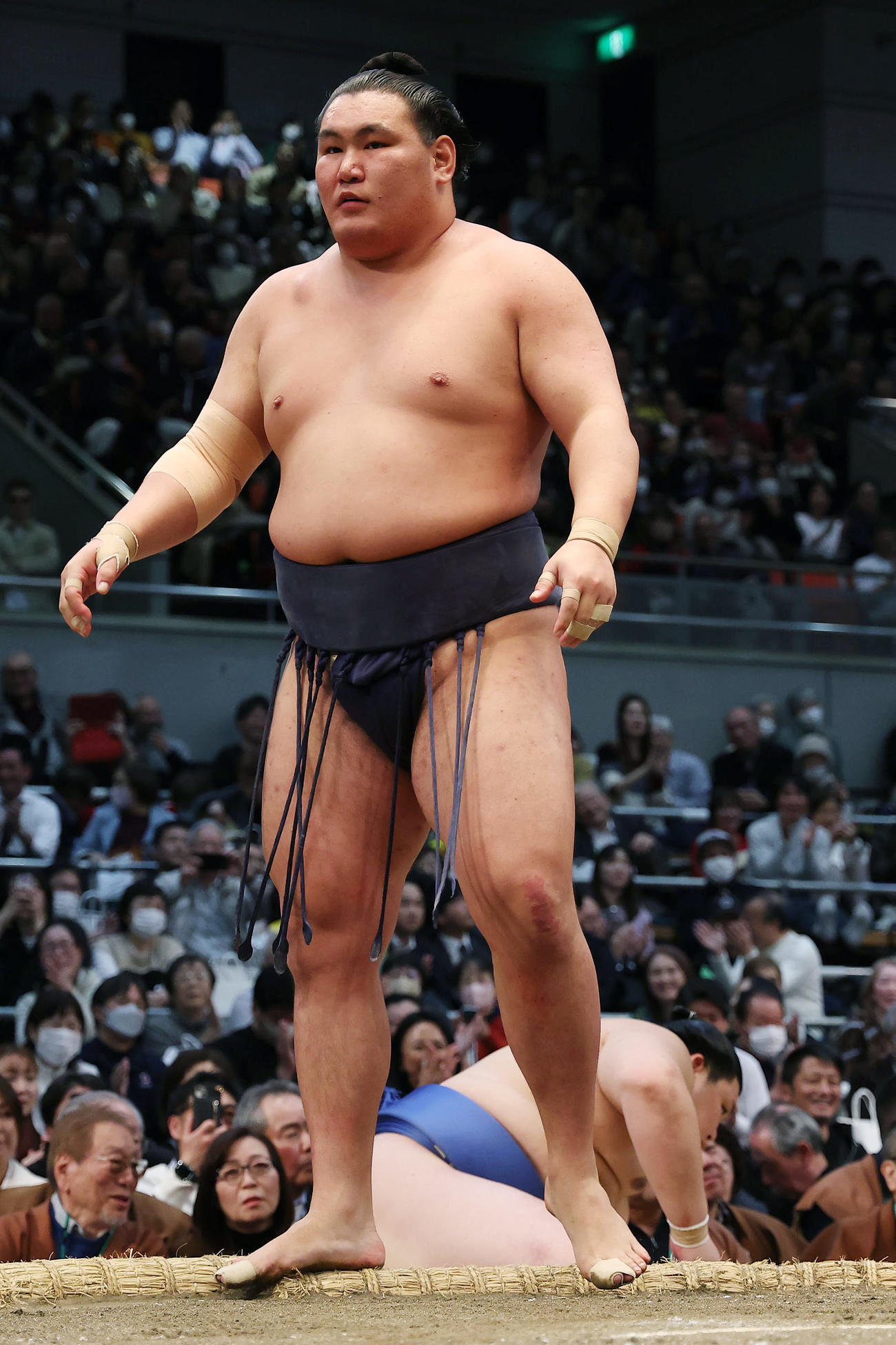 翔猿（後方）を寄り切りで破った豊昇龍（撮影・前田充）