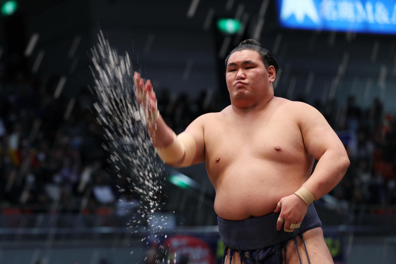 塩をまく豊昇龍（撮影・前田充）