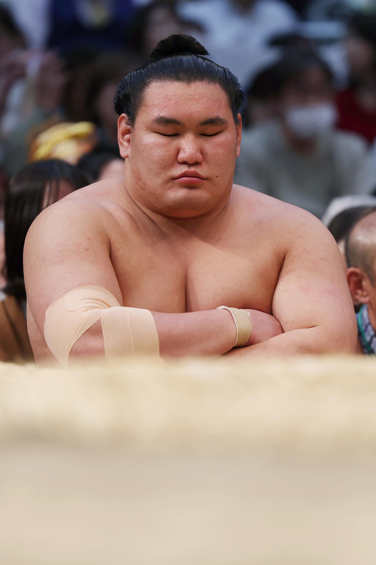 取り組み前に目を閉じ集中する豊昇龍（撮影・前田充）