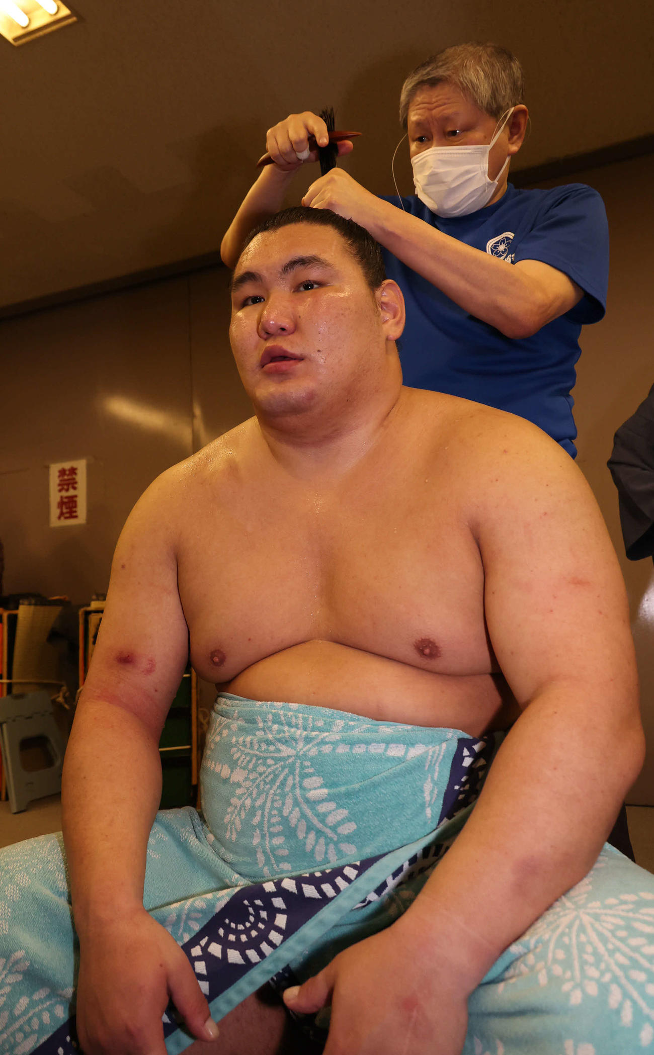 支度部屋で髪を結ってもらう豊昇龍