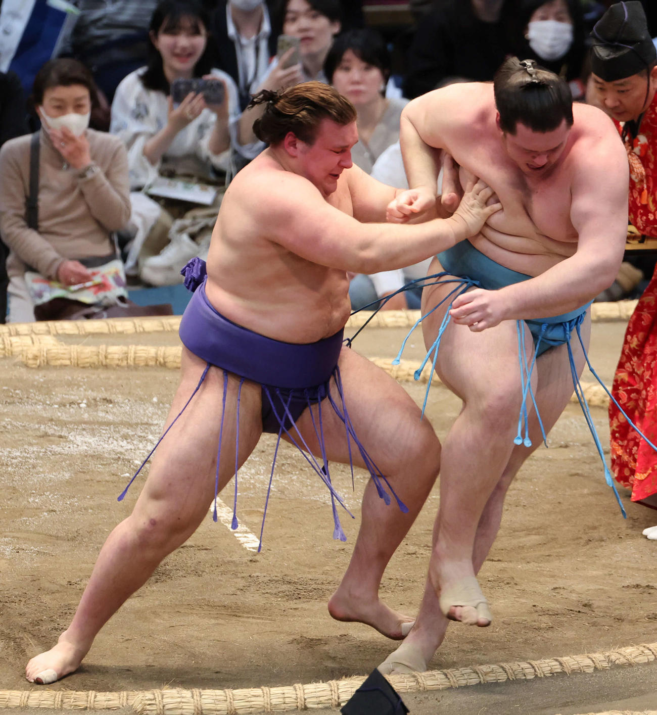 安青錦は押し倒しで獅司を下す（撮影・西尾就之）