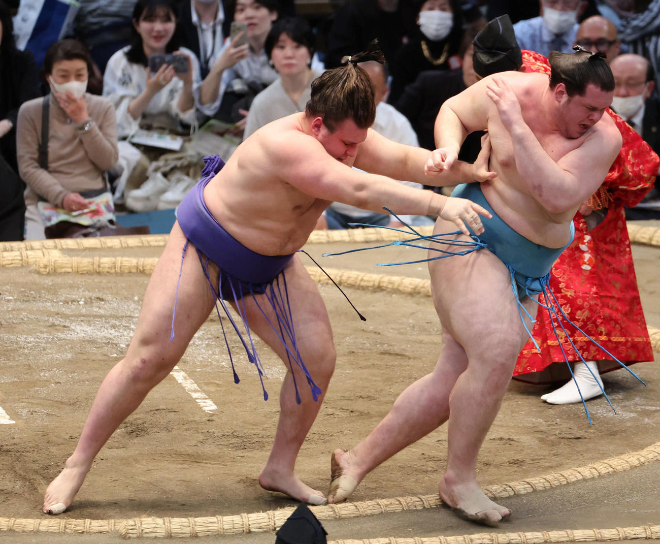 安青錦は押し倒しで獅司を下す（撮影・西尾就之）