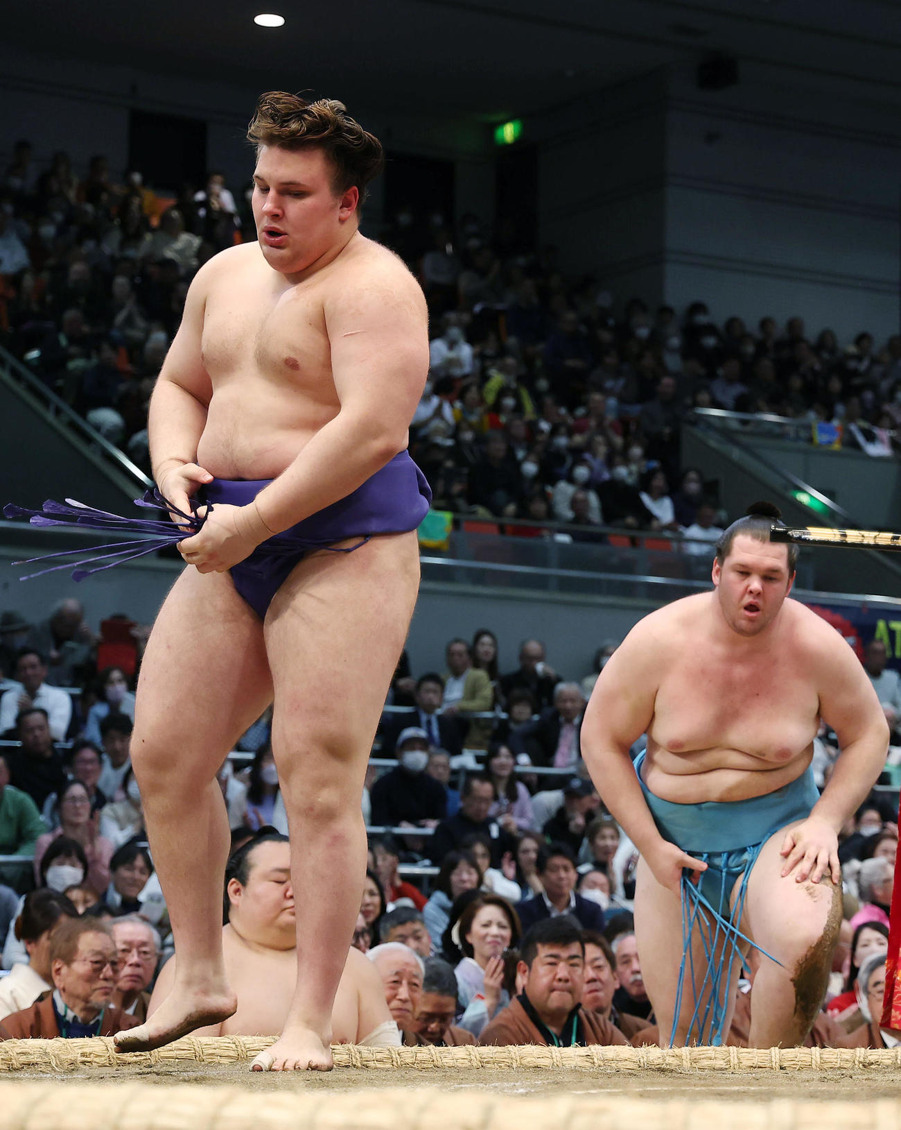 獅司（右）を押し倒しで破った安青錦（撮影・前田充）