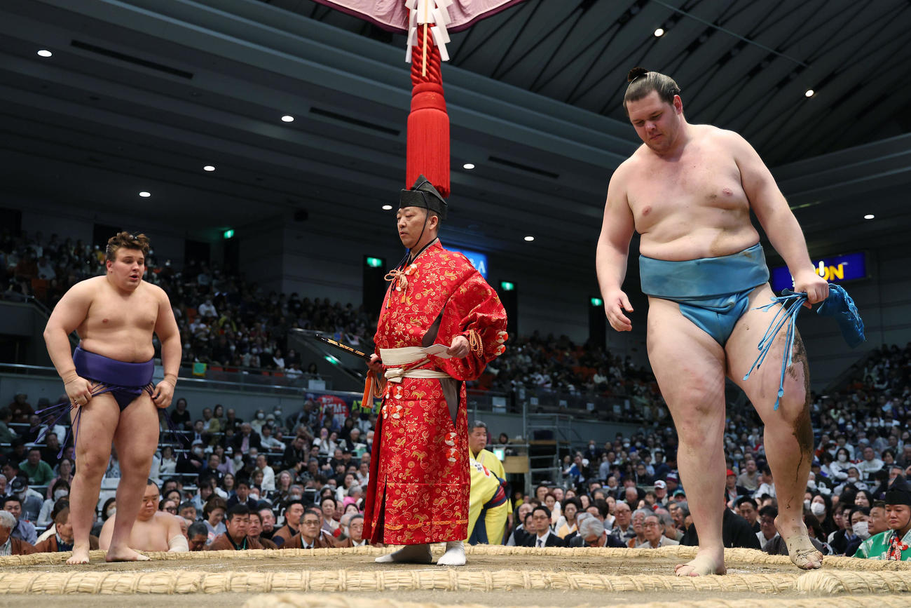 安青錦（左）に押し倒しで敗れた獅司（撮影・前田充）