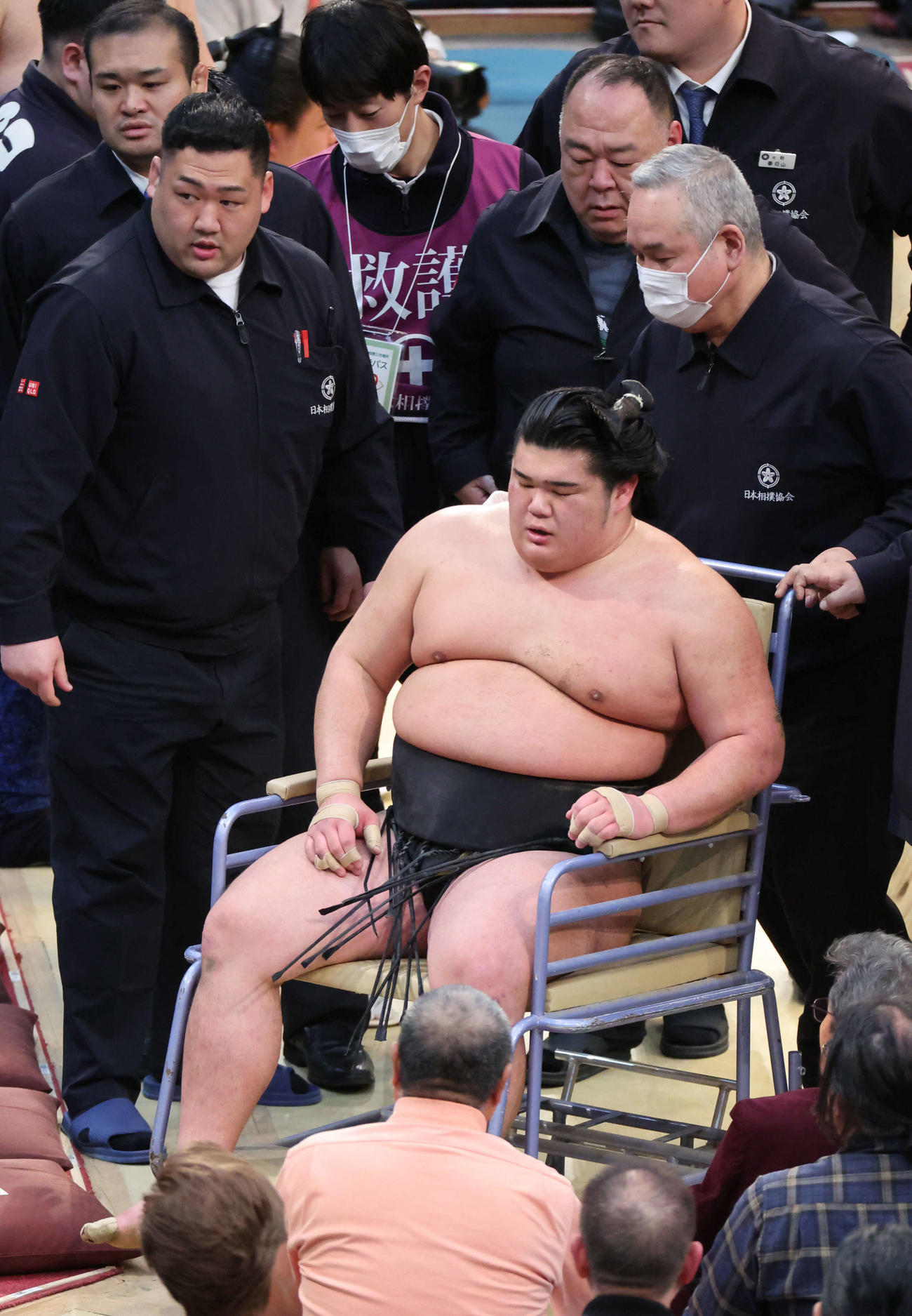 25年3月14日　志摩ノ海に押し倒しで敗れた木竜皇は足を痛め車椅子で退場（撮影・西尾就之）