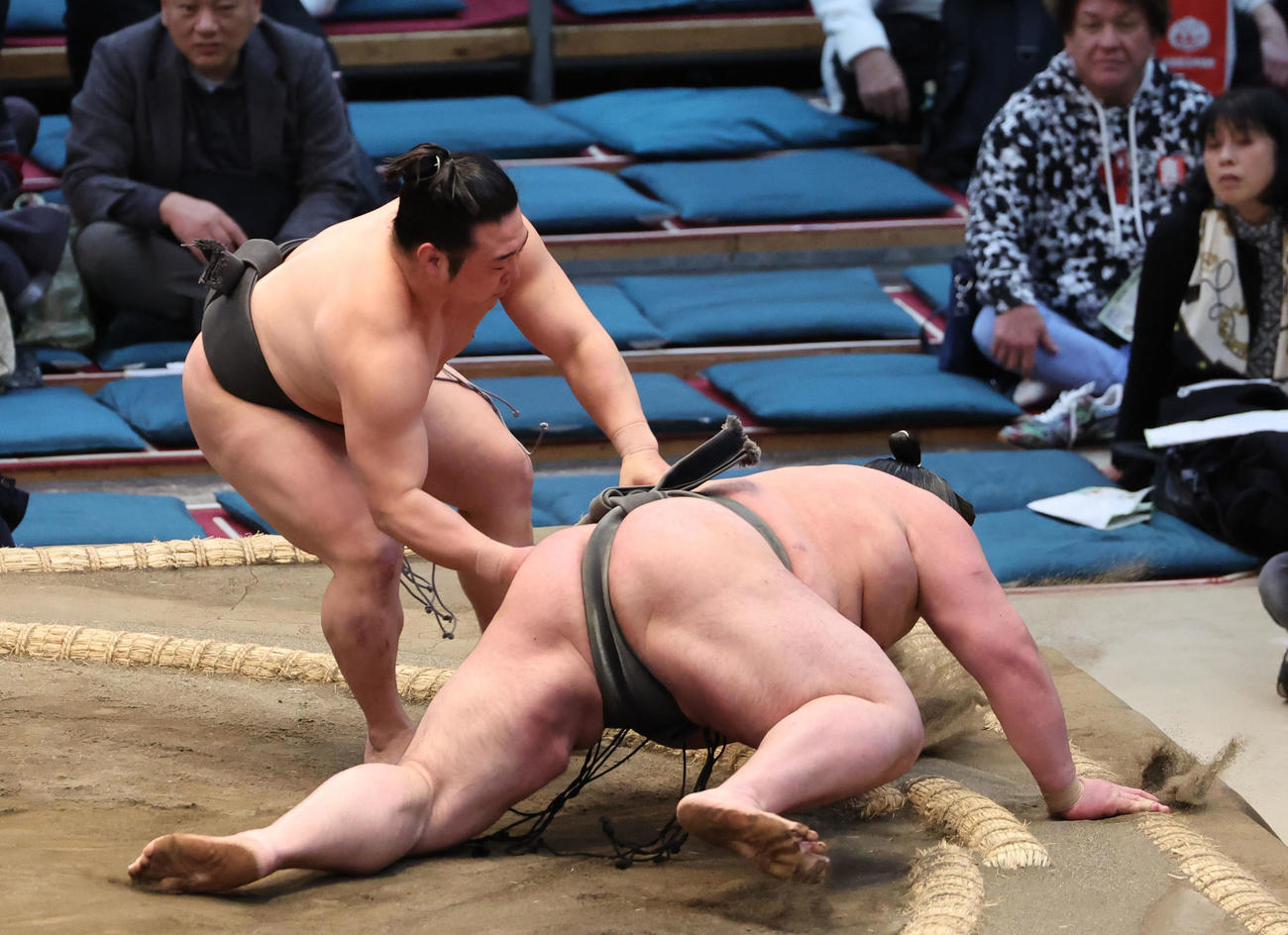 大相撲春場所7日目　炎鵬（右）は天道山を上手出し投げで破り、4連勝で勝ち越しを決めた（撮影・西尾就之）