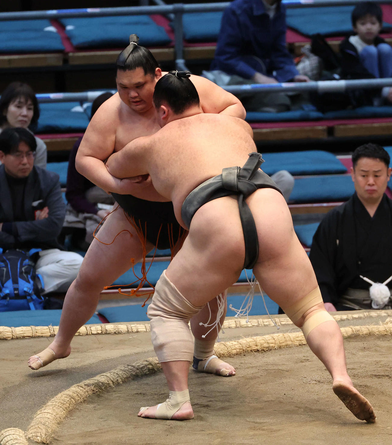朝乃山（右）は小城ノ浜を寄り切りで下し、4連勝で勝ち越しを決める（撮影・西尾就之）